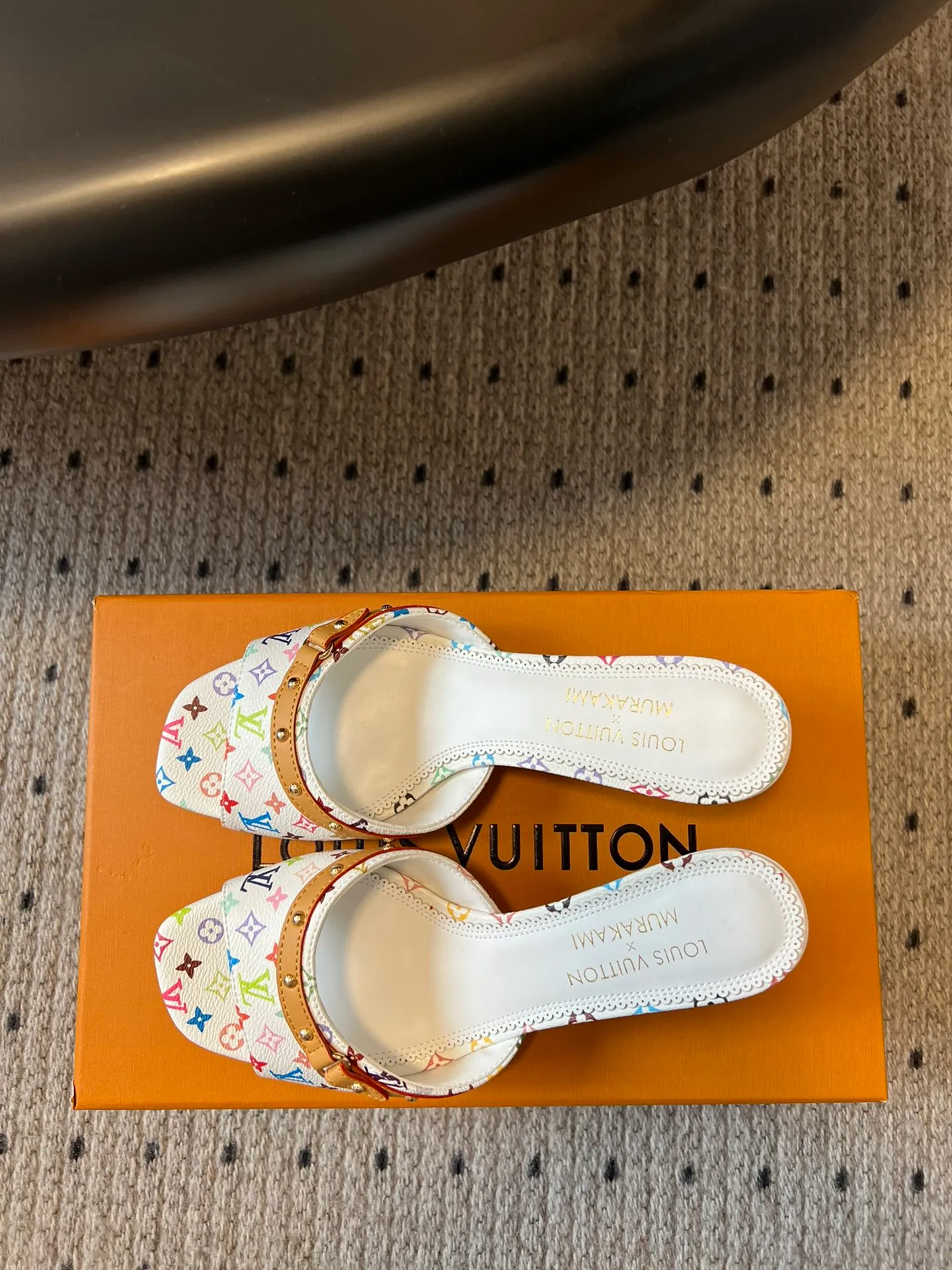 👟👟Ex-factory price 480👟👟 * 25ss spring and summer new style black and white three-color cat-heeled flat sandals. It is difficult not to doubt whether it borrowed from the Tang Dynasty's Tang Sancai as a basis and innovated it into the classic LV logo. It used color and the large area of ​​the upper as a contrast to create a white or black three-color element style on the upper, creating another classic style! Super greasy on feet! Indescribable fashion! It’s easy to match every day, and it’s very relevant to the changes and development of the times! Kitten heels are super easy to wear and give your feet a full summer vibe! Material: Original customized fabric Lining: Cow lining Outsole: Genuine leather outsole imported from Italy Shoe size: 35-41 (40.41 customized non-returnable